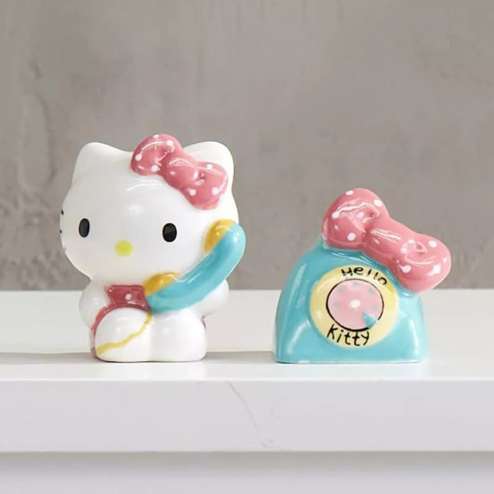 New in Box Hello Kitty Phone a Friend Salt & Pepper Set